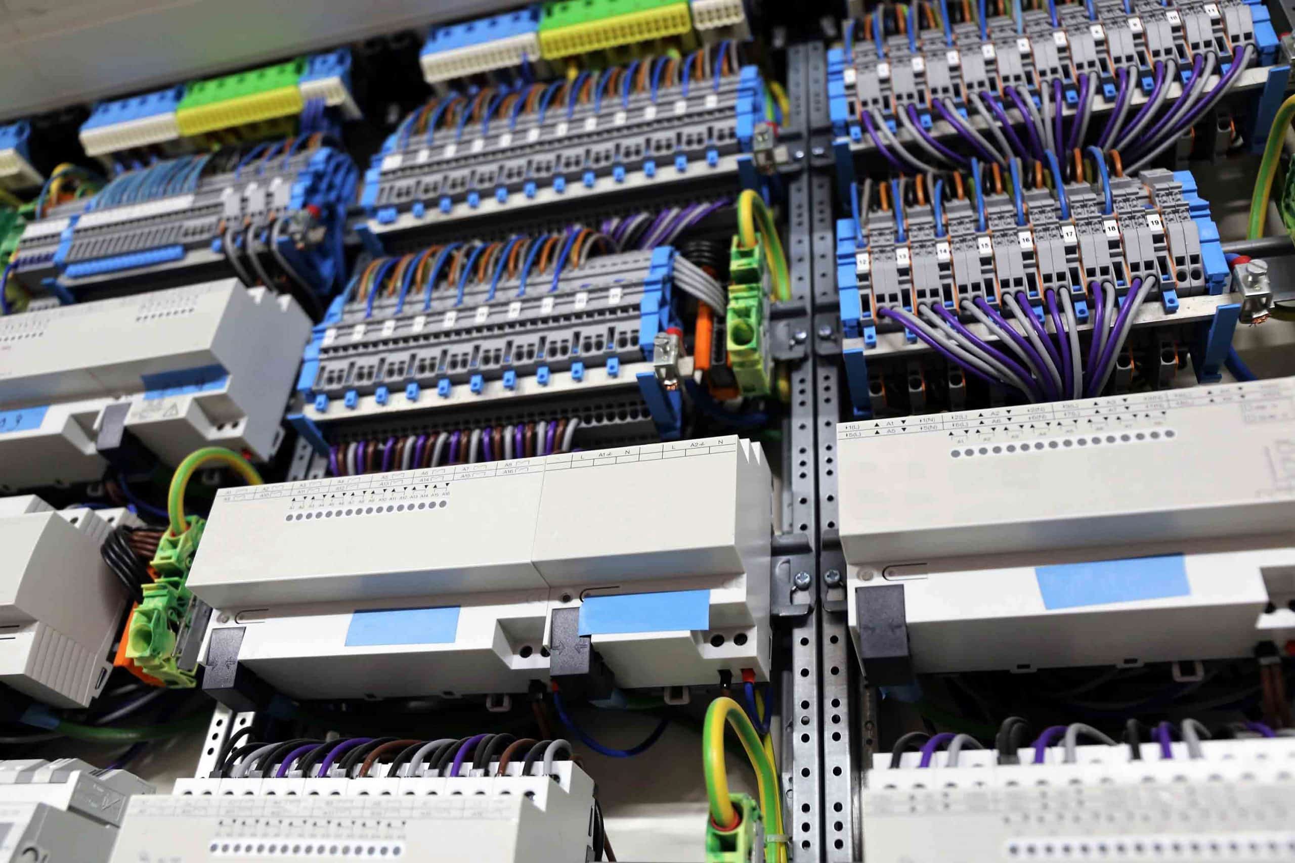 Elektrische Steuerungskomponenten und Verkabelung in einem Industrie-Schaltschrank.